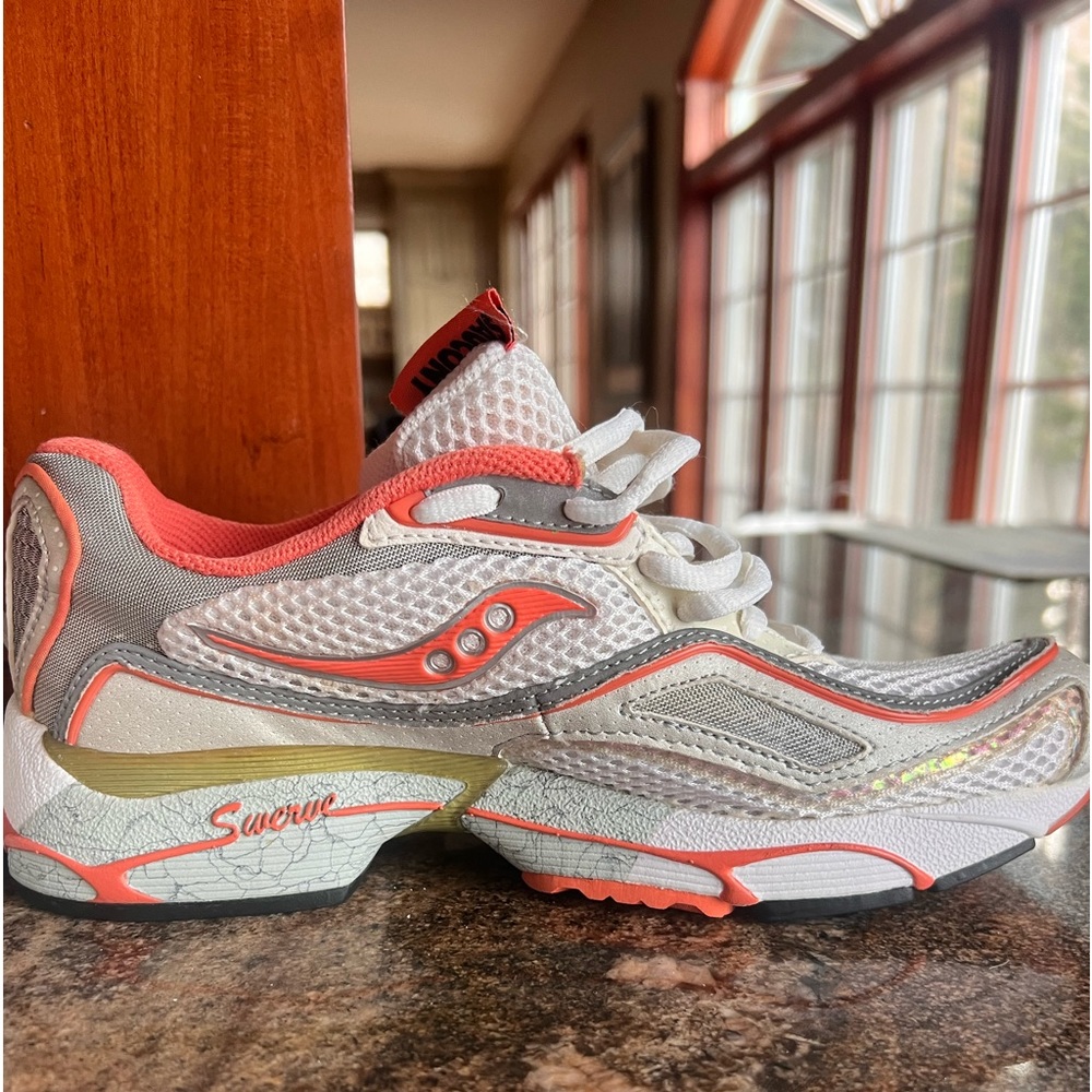 Saucony (new)women’s Pro-Grid swerve running shoe with silver details